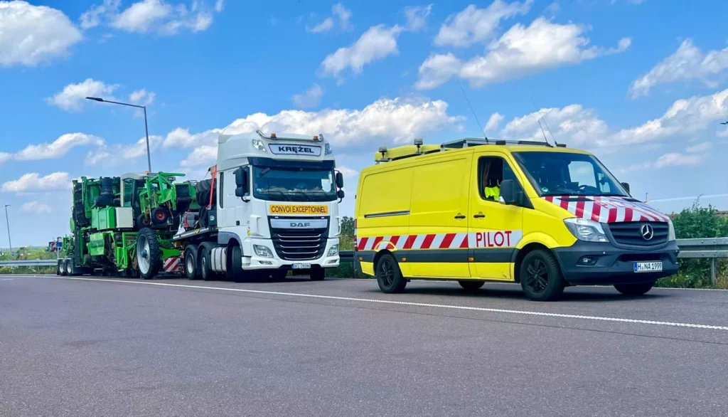 Transport ponadnormatywny z pilotażem – zestaw drogowy z eskortą